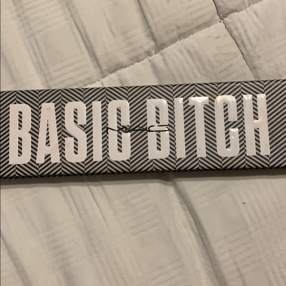 Mac basic bitch eye shadow palette - Picture 3 of 3
